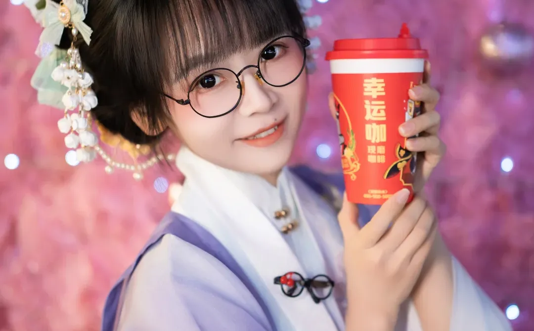 穿明制汉服撞进粉色圣诞树堆里也太甜了吧