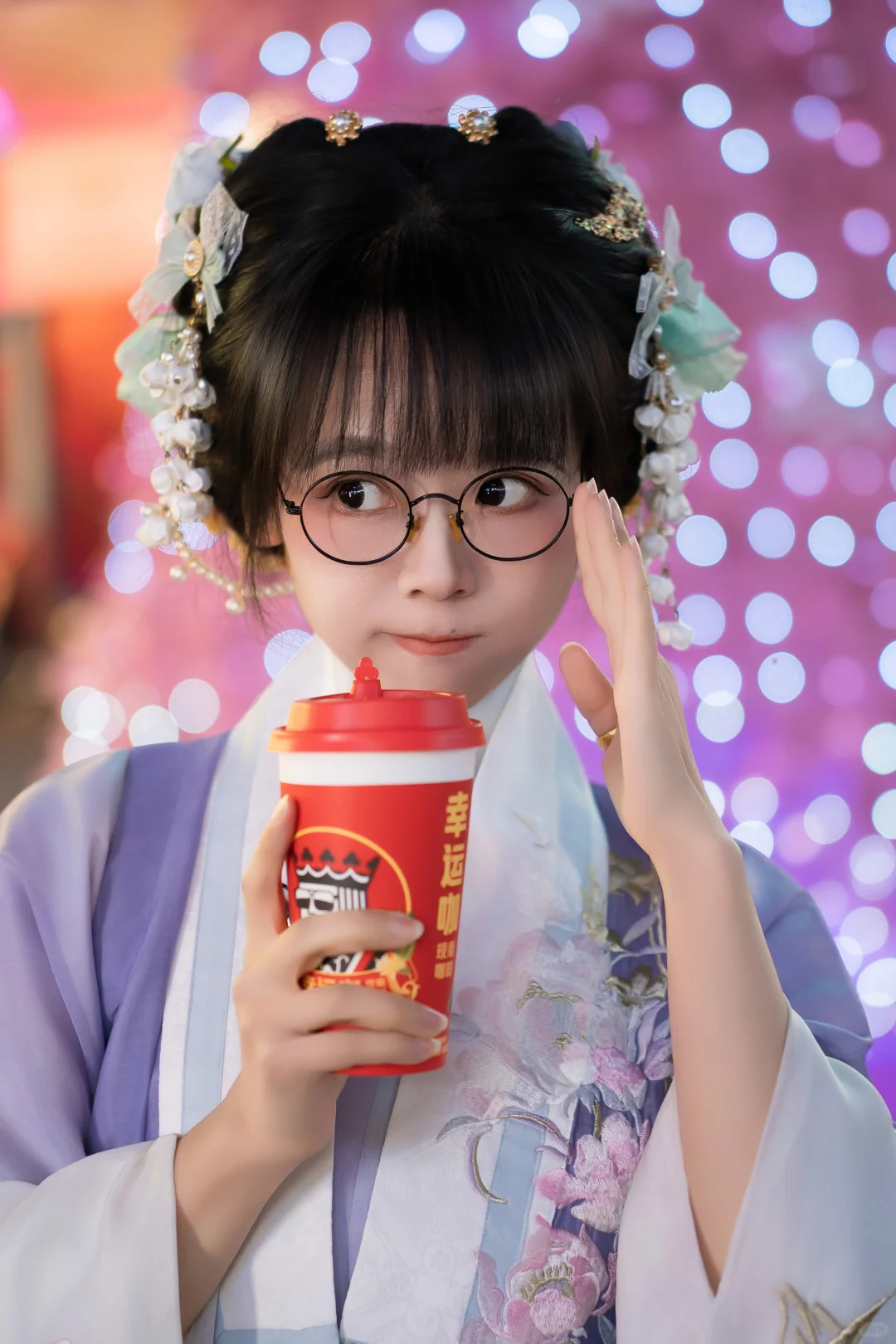 穿明制汉服撞进粉色圣诞树堆里也太甜了吧