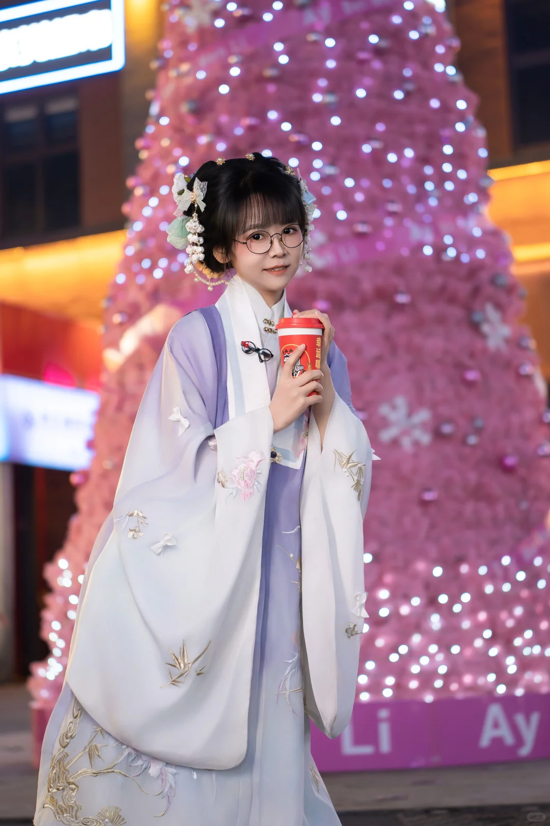 穿明制汉服撞进粉色圣诞树堆里也太甜了吧