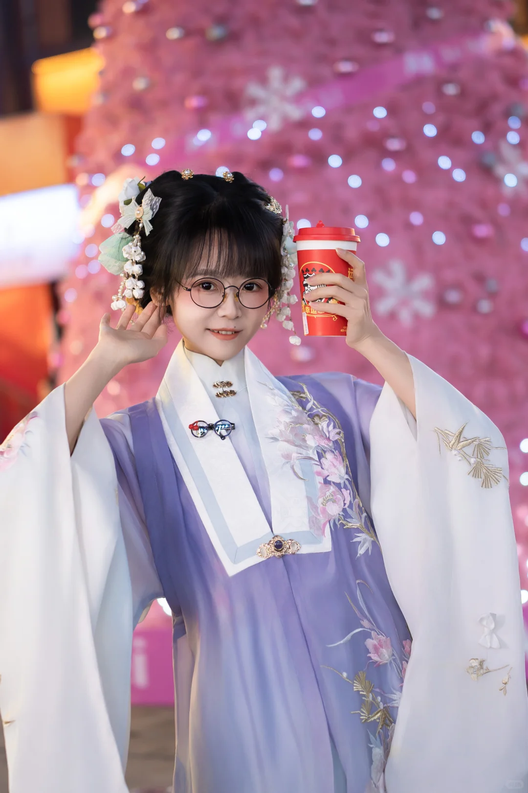 穿明制汉服撞进粉色圣诞树堆里也太甜了吧