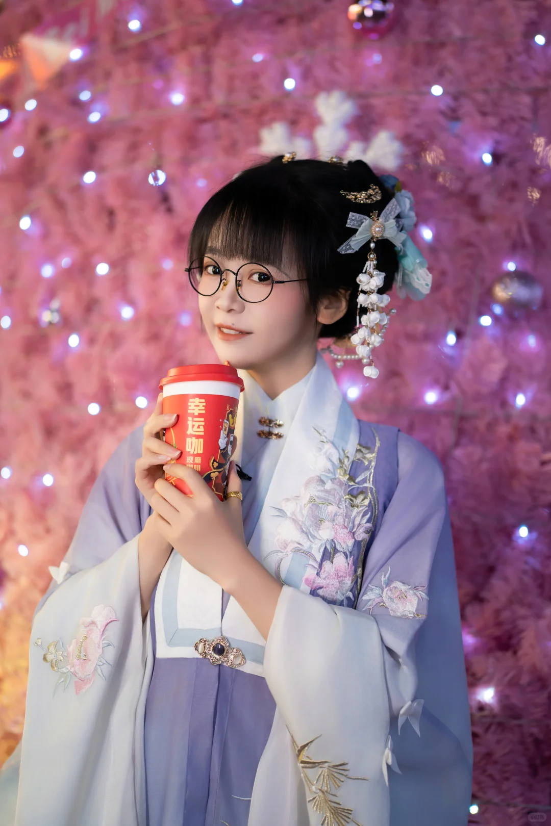 穿明制汉服撞进粉色圣诞树堆里也太甜了吧