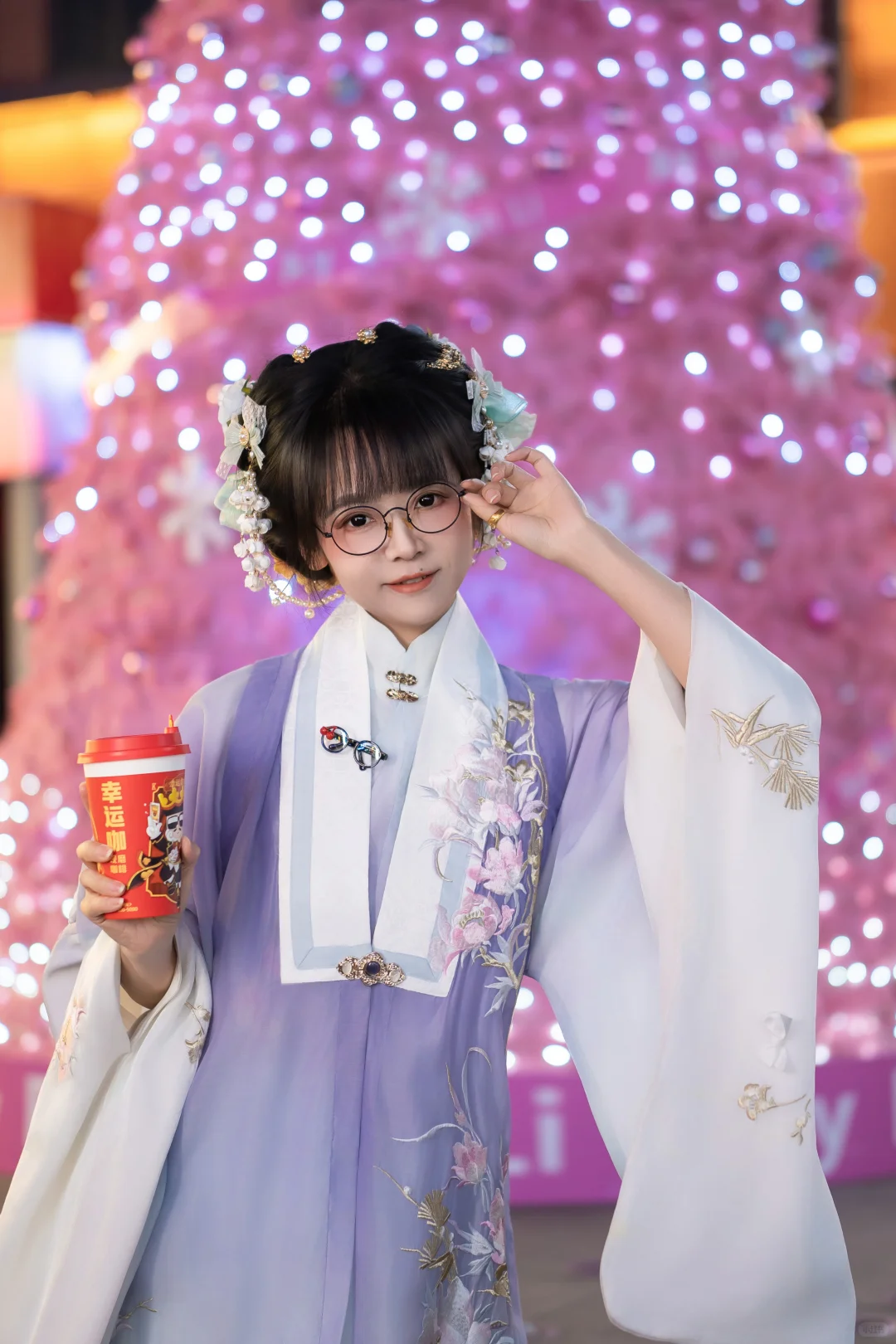 穿明制汉服撞进粉色圣诞树堆里也太甜了吧