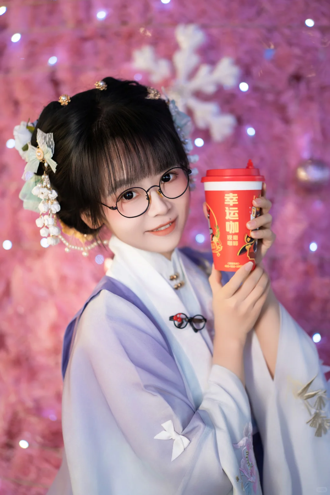 穿明制汉服撞进粉色圣诞树堆里也太甜了吧