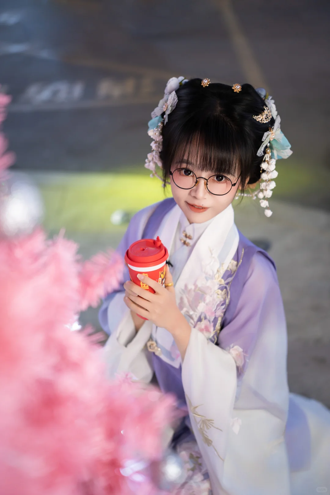 穿明制汉服撞进粉色圣诞树堆里也太甜了吧