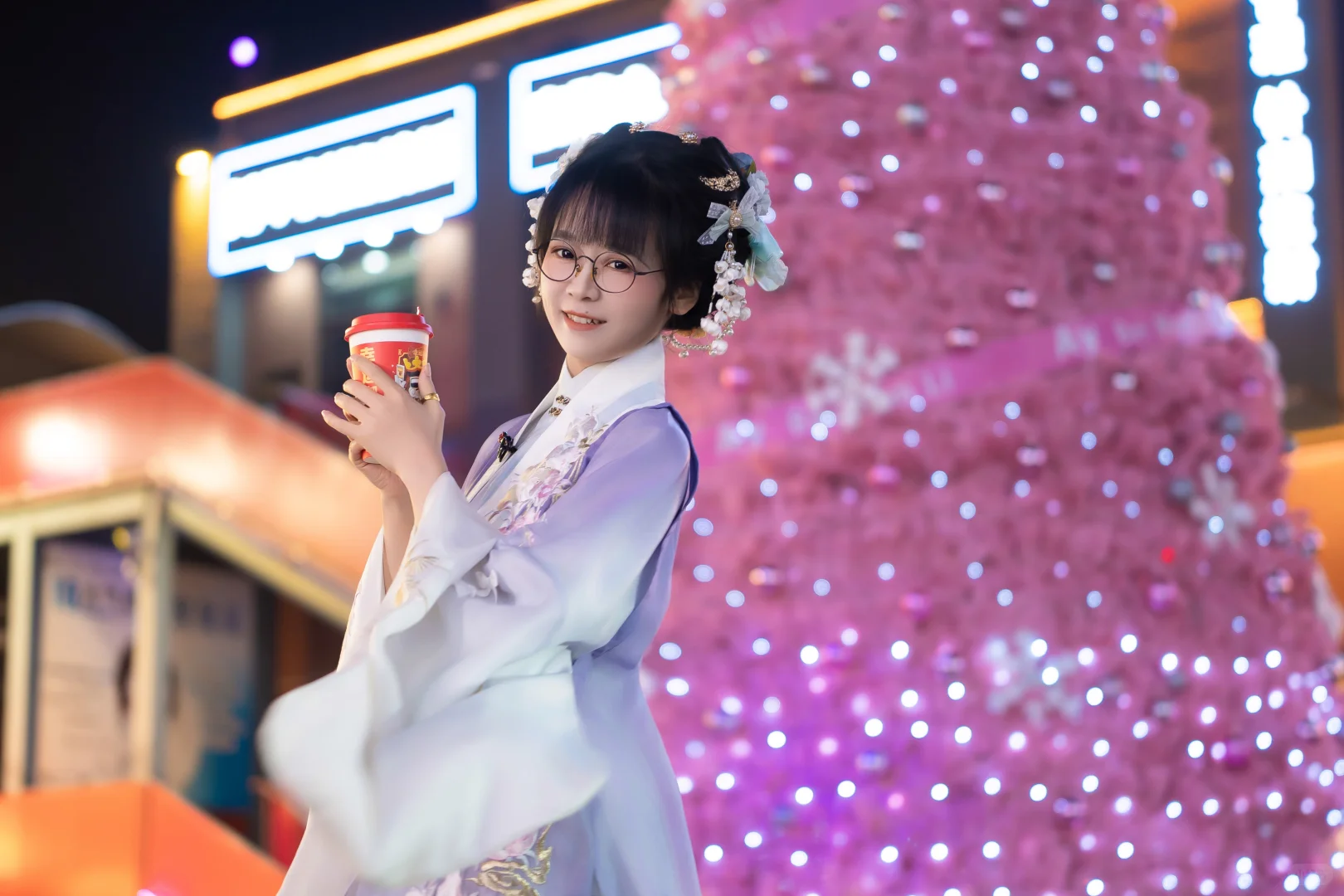 穿明制汉服撞进粉色圣诞树堆里也太甜了吧