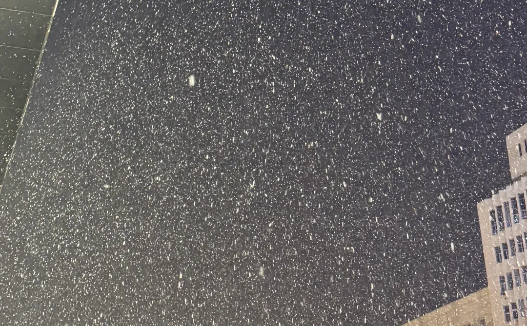 郑州的雪下的那么认真下的那么深