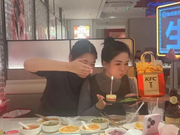 “跟所有的烦恼说拜拜~”