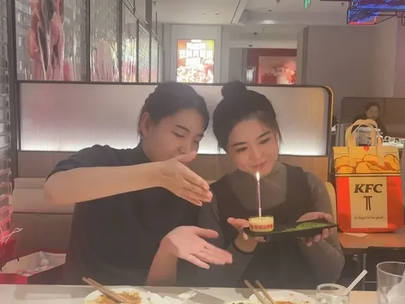 “跟所有的烦恼说拜拜~”