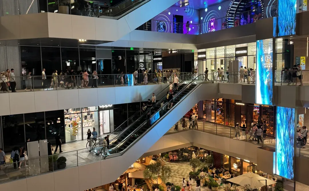 郑东万象城6.28实况图｜人气超高的买手店