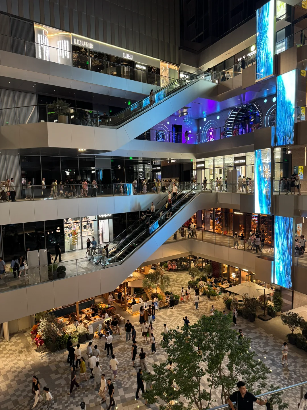 郑东万象城6.28实况图｜人气超高的买手店