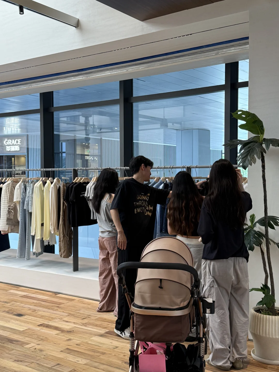 郑东万象城6.28实况图｜人气超高的买手店