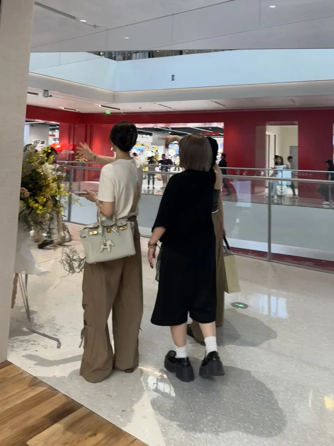 郑东万象城6.28实况图｜人气超高的买手店