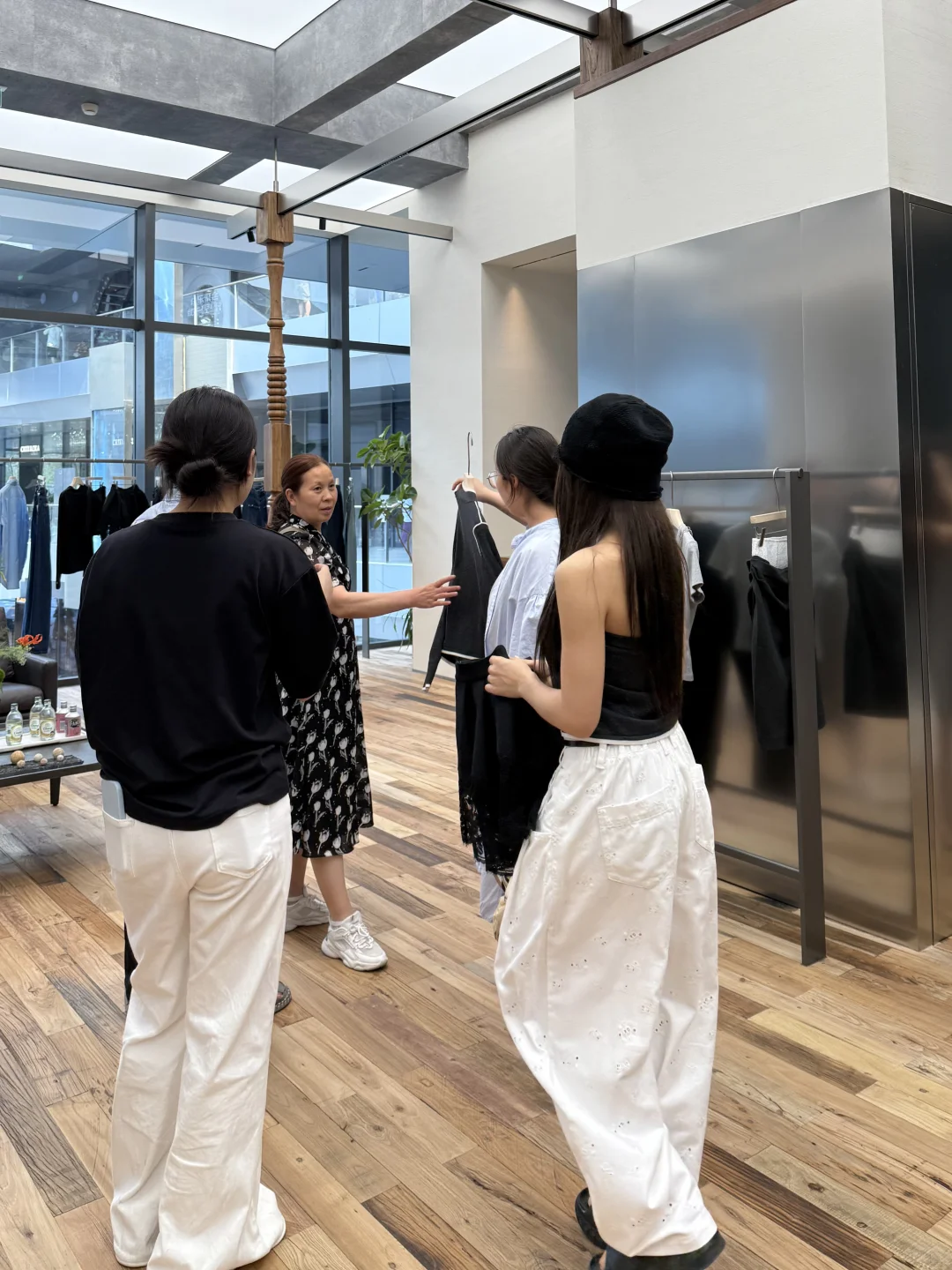 郑东万象城6.28实况图｜人气超高的买手店