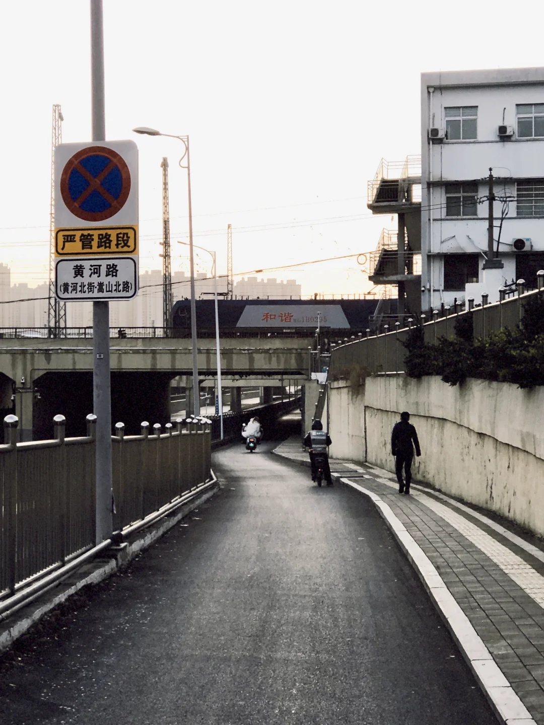 关于郑州的记忆，第一次来就遇到鹅毛大雪。