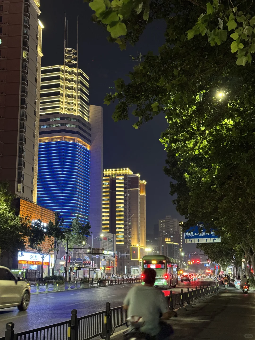 郑州不愧是新一线特大城市，夜景相当繁华！