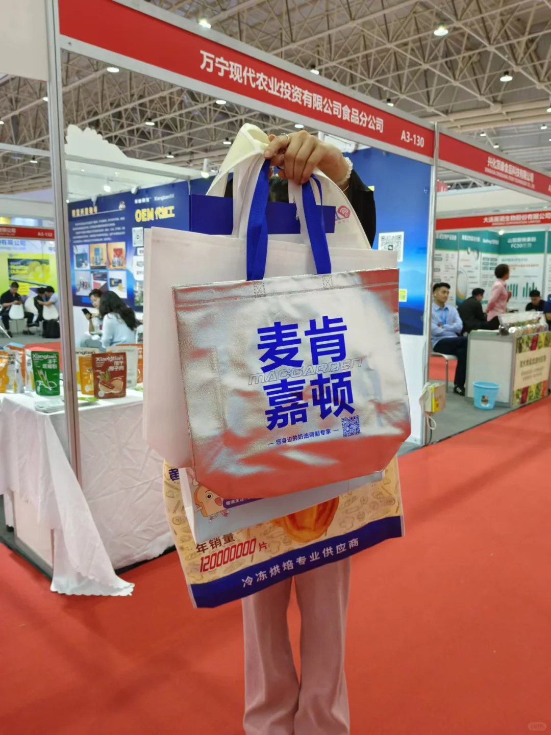 大学生勇闯烘焙展连吃带拿