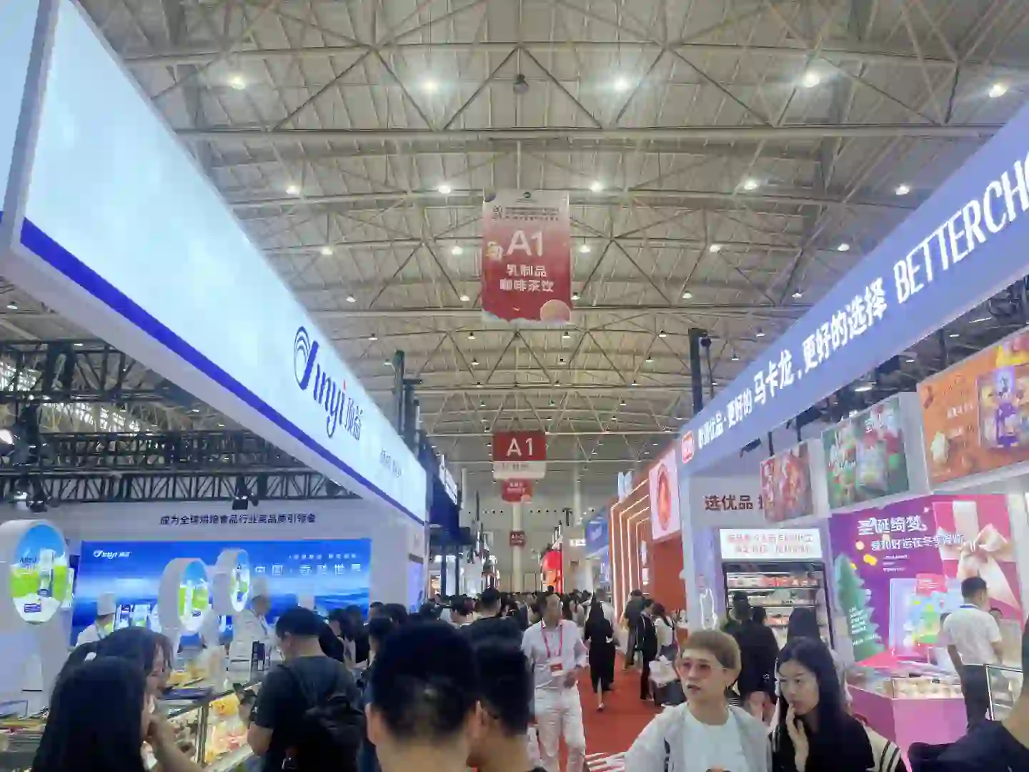 大学生勇闯烘焙展连吃带拿