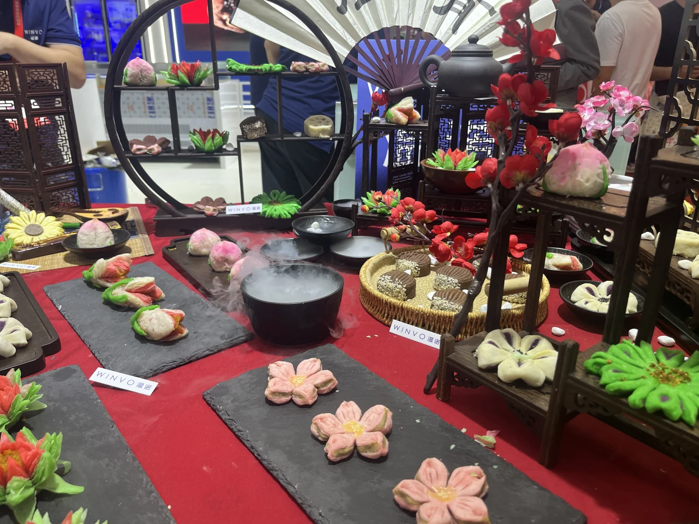 大学生勇闯烘焙展连吃带拿