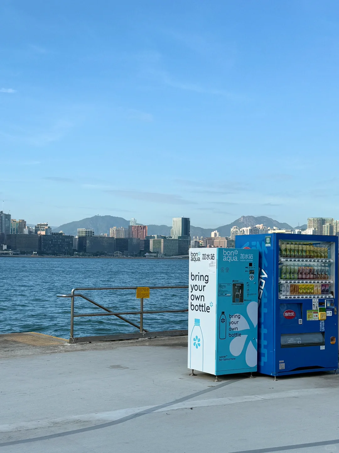 不是国外！！是香港海上列车?出门就是海。。。。