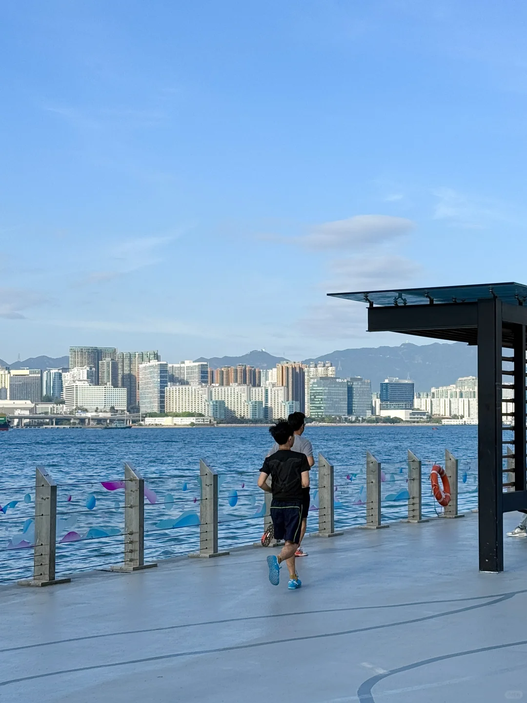 不是国外！！是香港海上列车?出门就是海。。。。