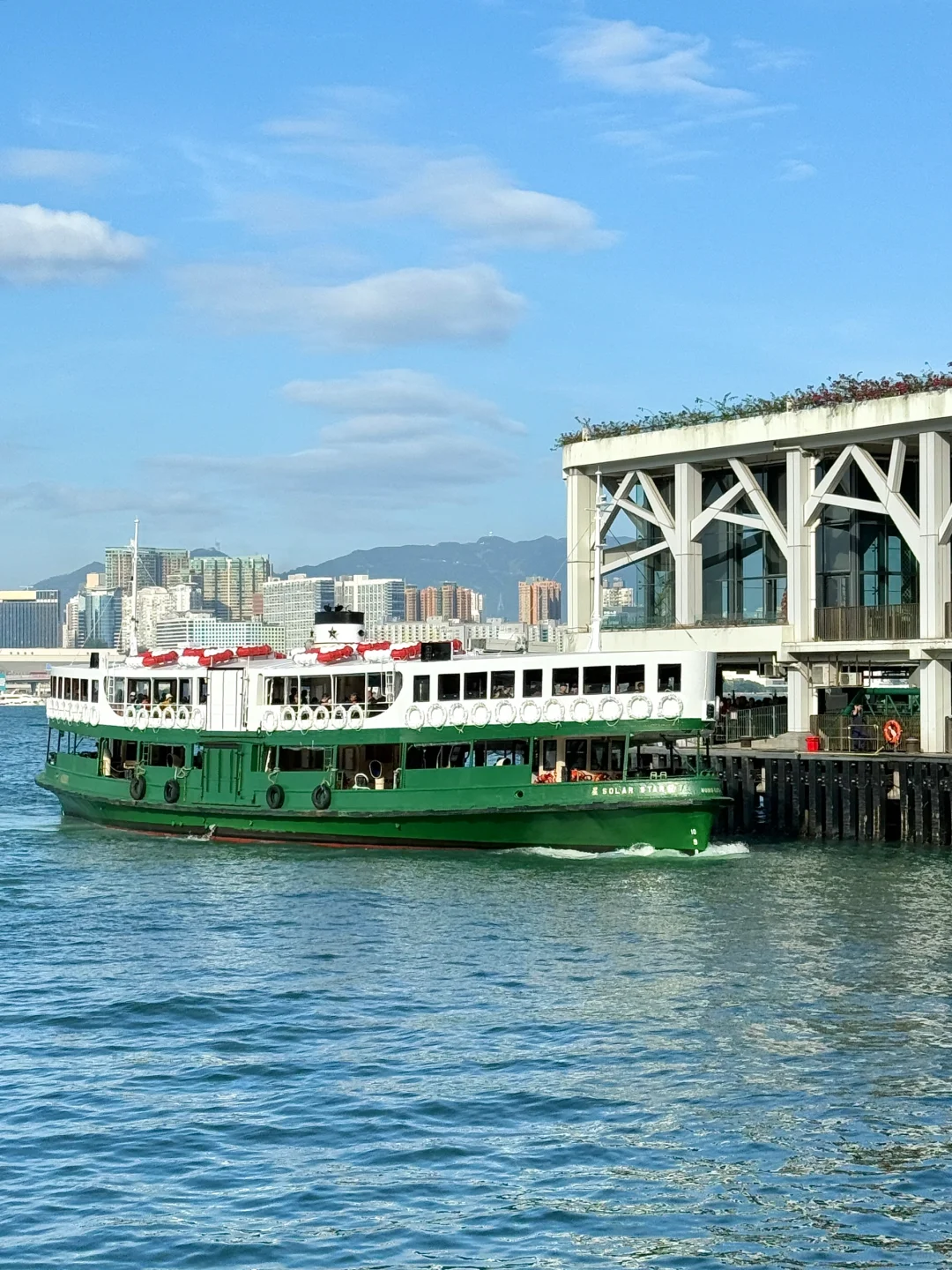 不是国外！！是香港海上列车?出门就是海。。。。