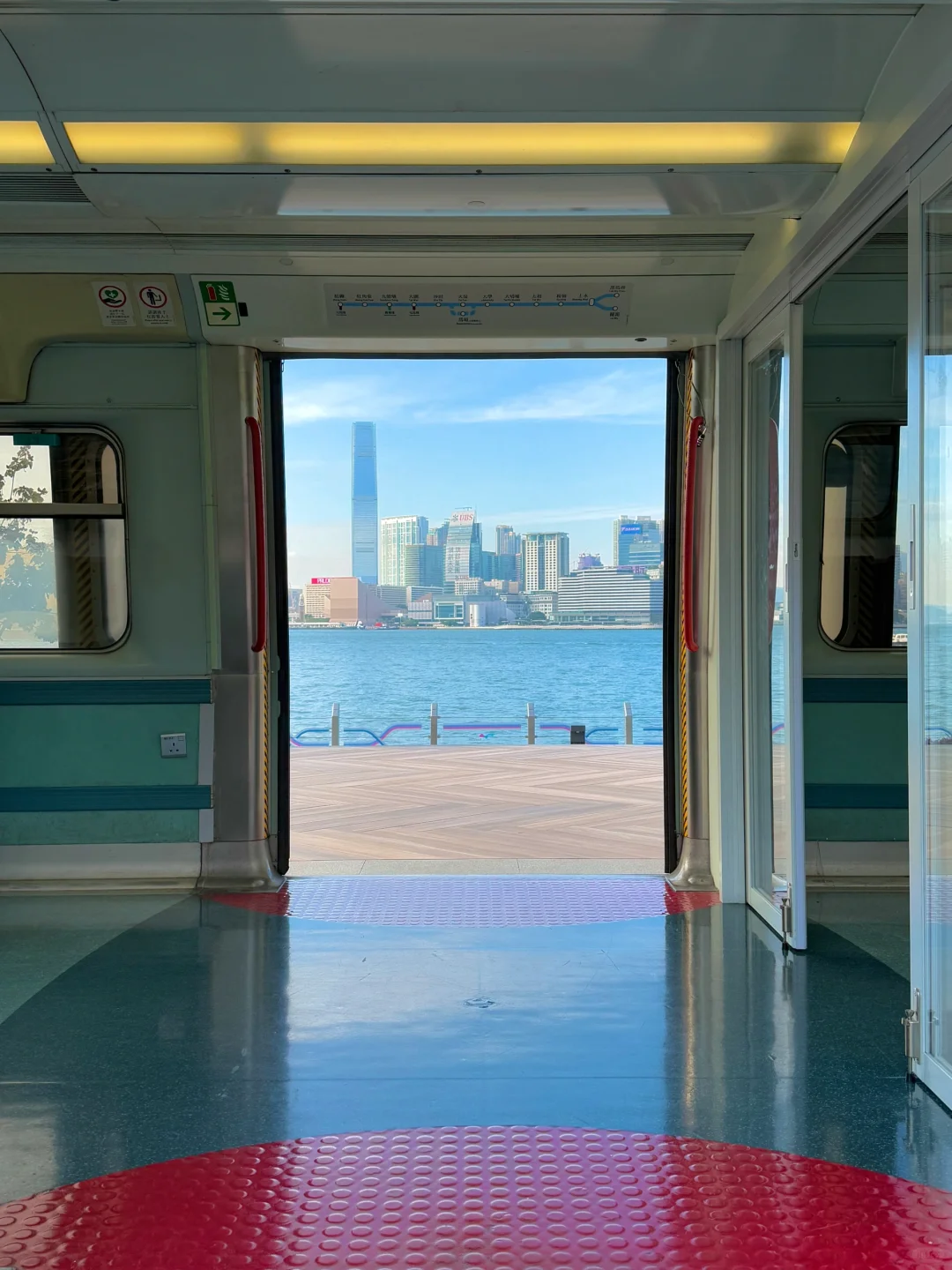 不是国外！！是香港海上列车?出门就是海。。。。