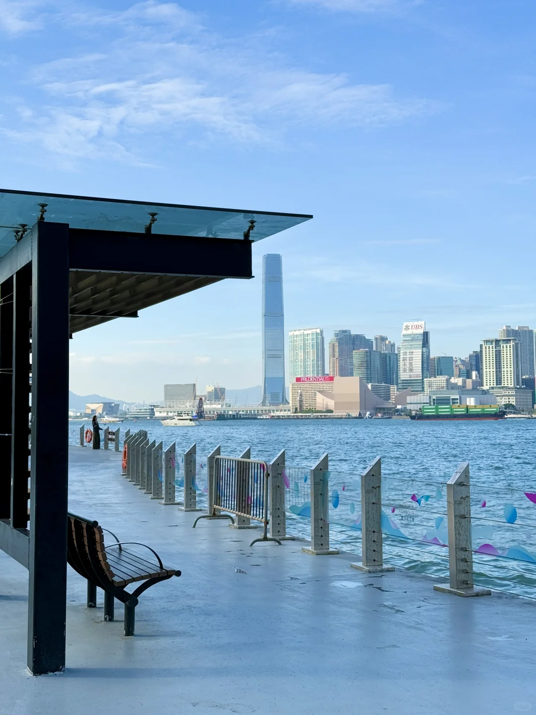 不是国外！！是香港海上列车?出门就是海。。。。