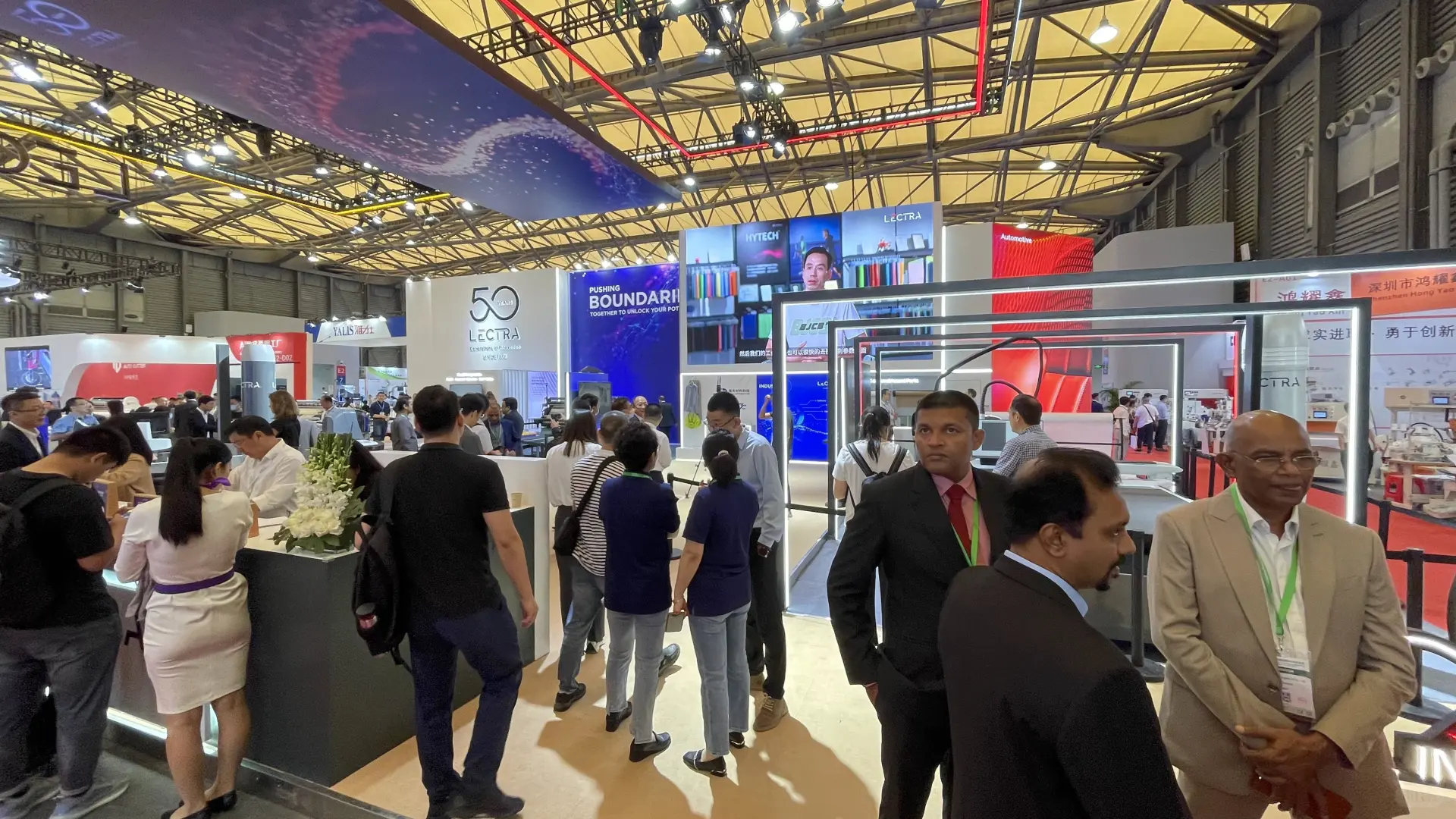 去年跟爸爸第一次去了缝制设备展览会