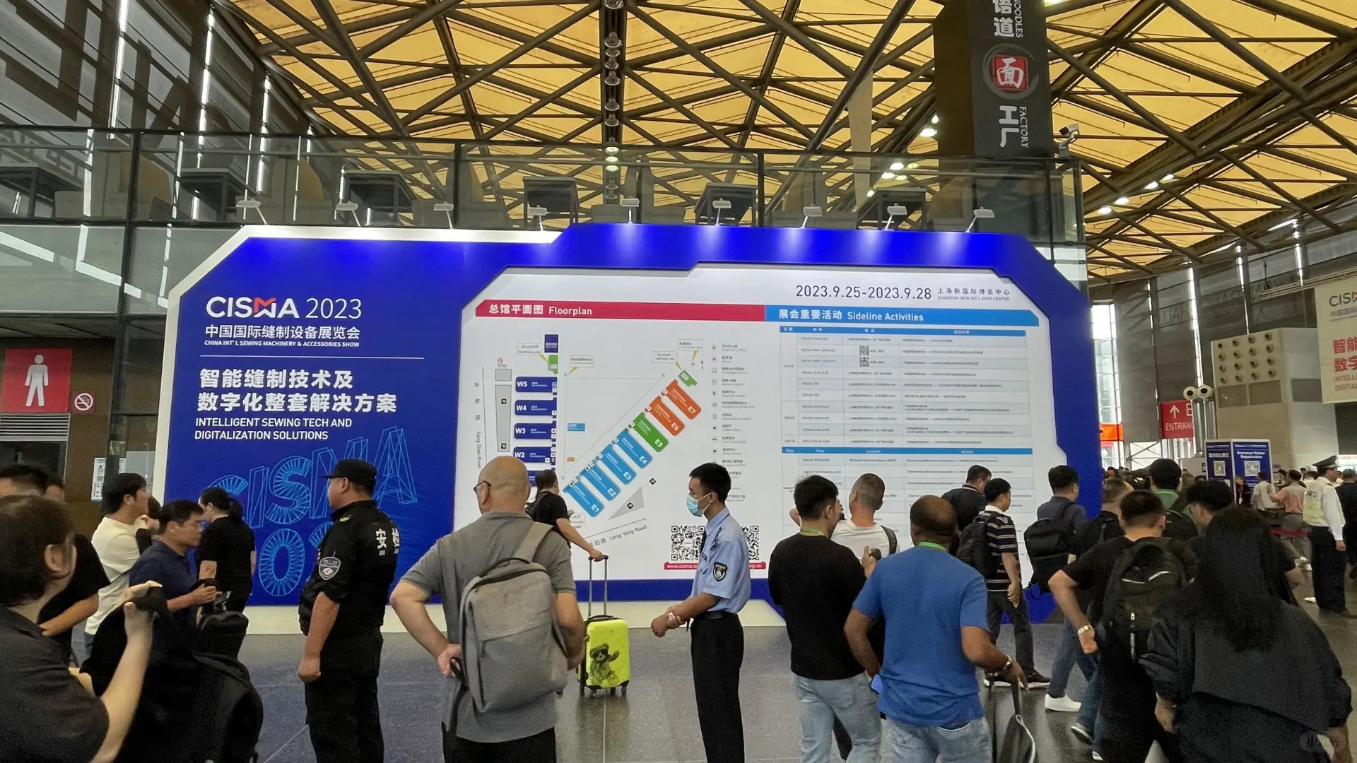 去年跟爸爸第一次去了缝制设备展览会