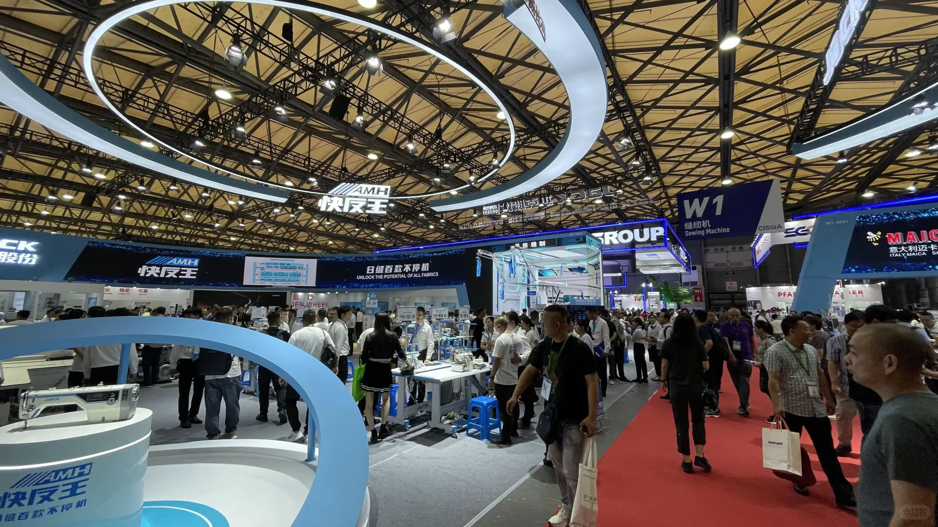 去年跟爸爸第一次去了缝制设备展览会