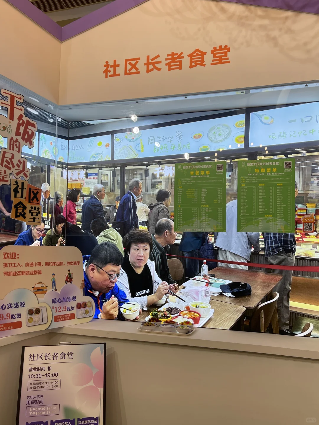 在上海展览中心摸到奥运金牌啦?