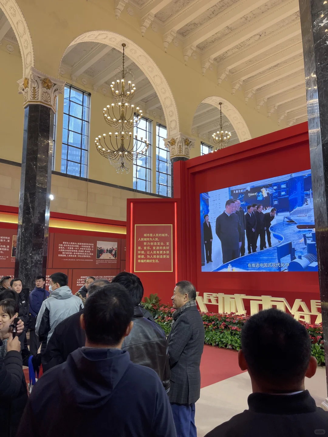 在上海展览中心摸到奥运金牌啦?