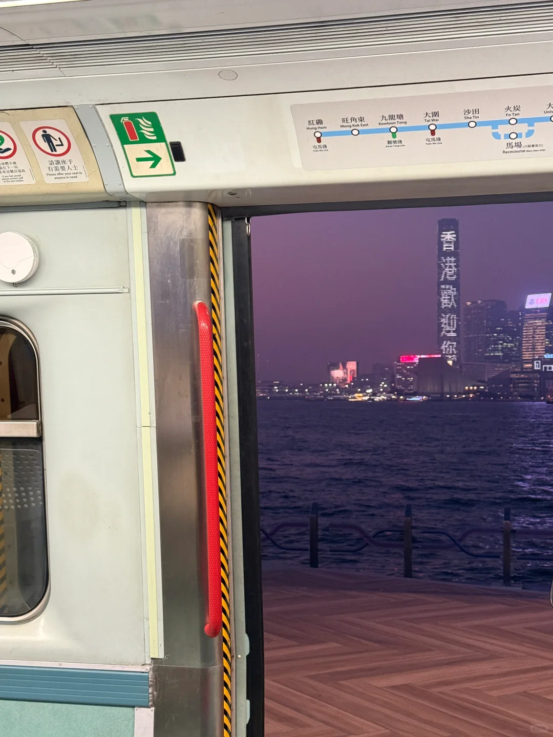 live图~ 香港的海上列车太出片了！！！??