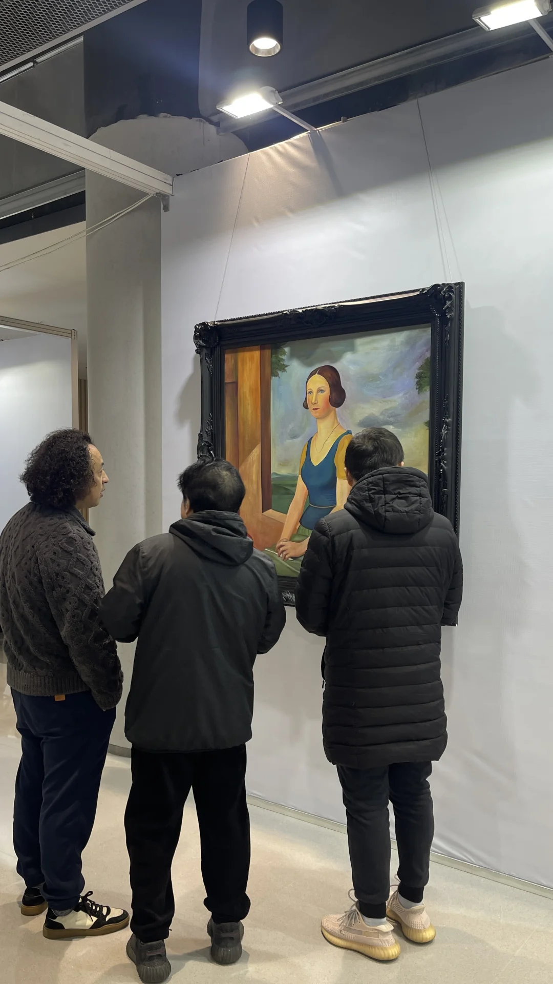 来成都首届艺术博览会展览了，可惜没观众看