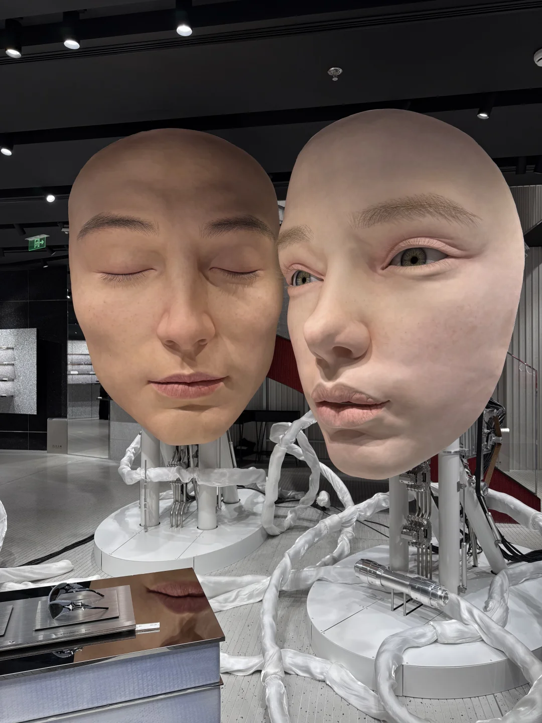 在上海！！好震撼的三张巨人脸！！！