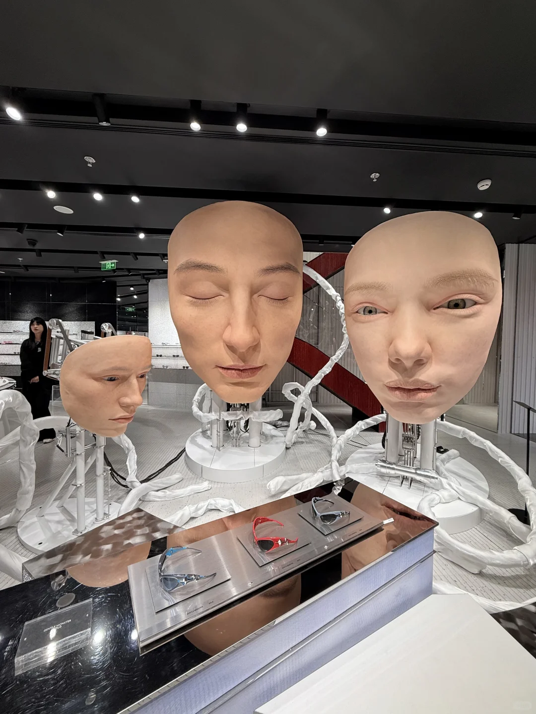 在上海！！好震撼的三张巨人脸！！！