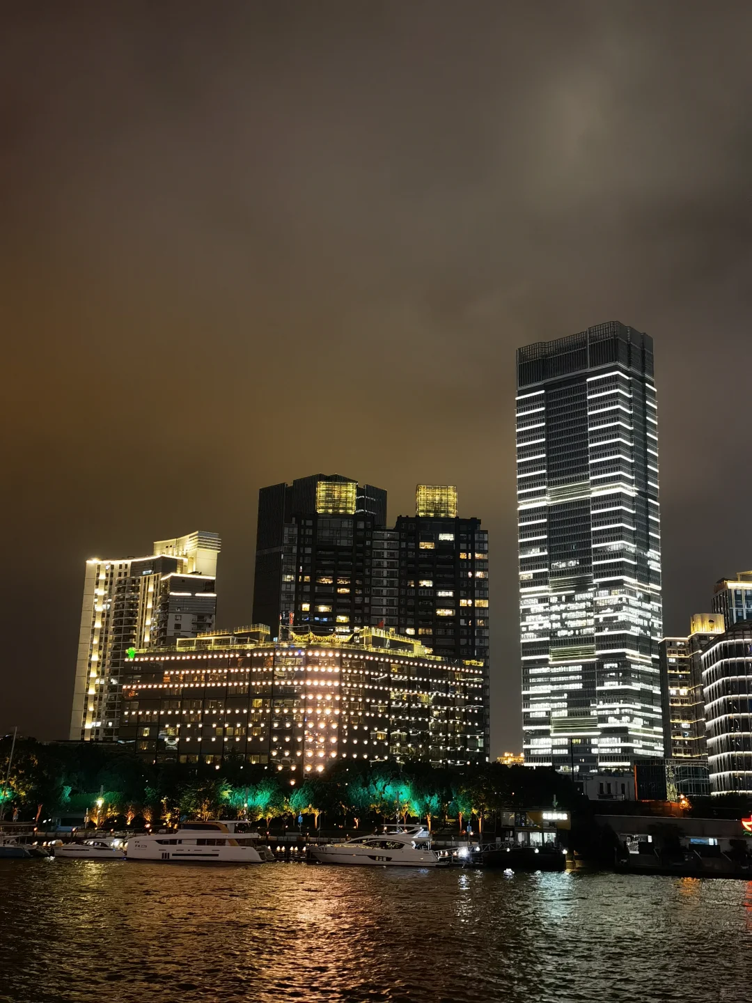 游浦江还得是游览船，2元轮渡真不行