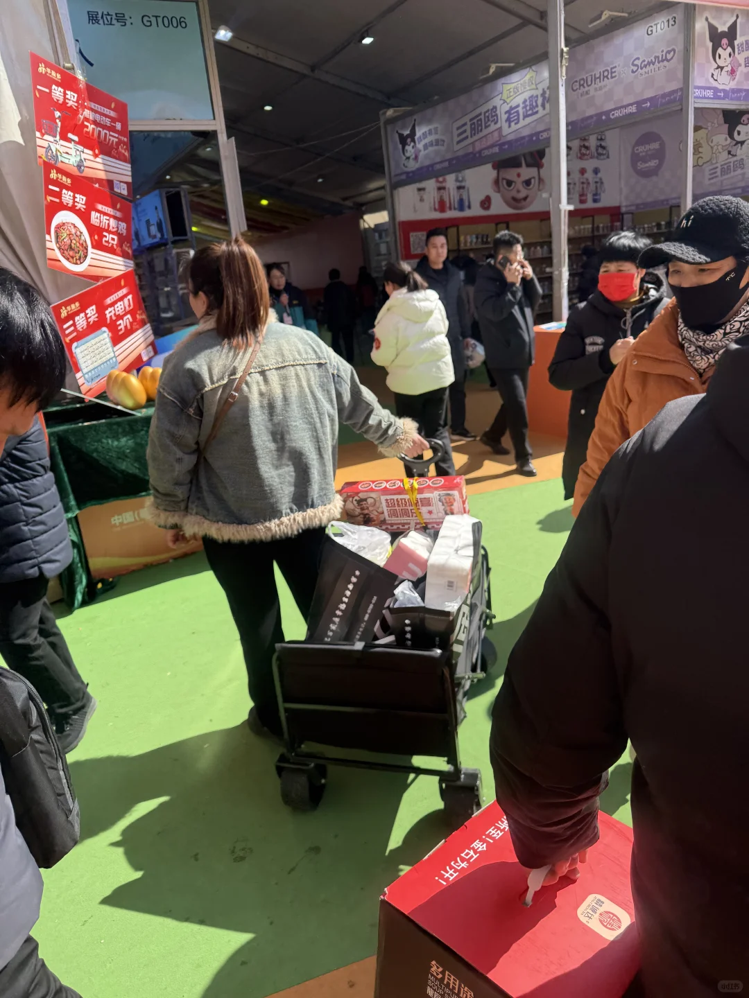 今天得一半临沂人都来这里捡便宜了叭