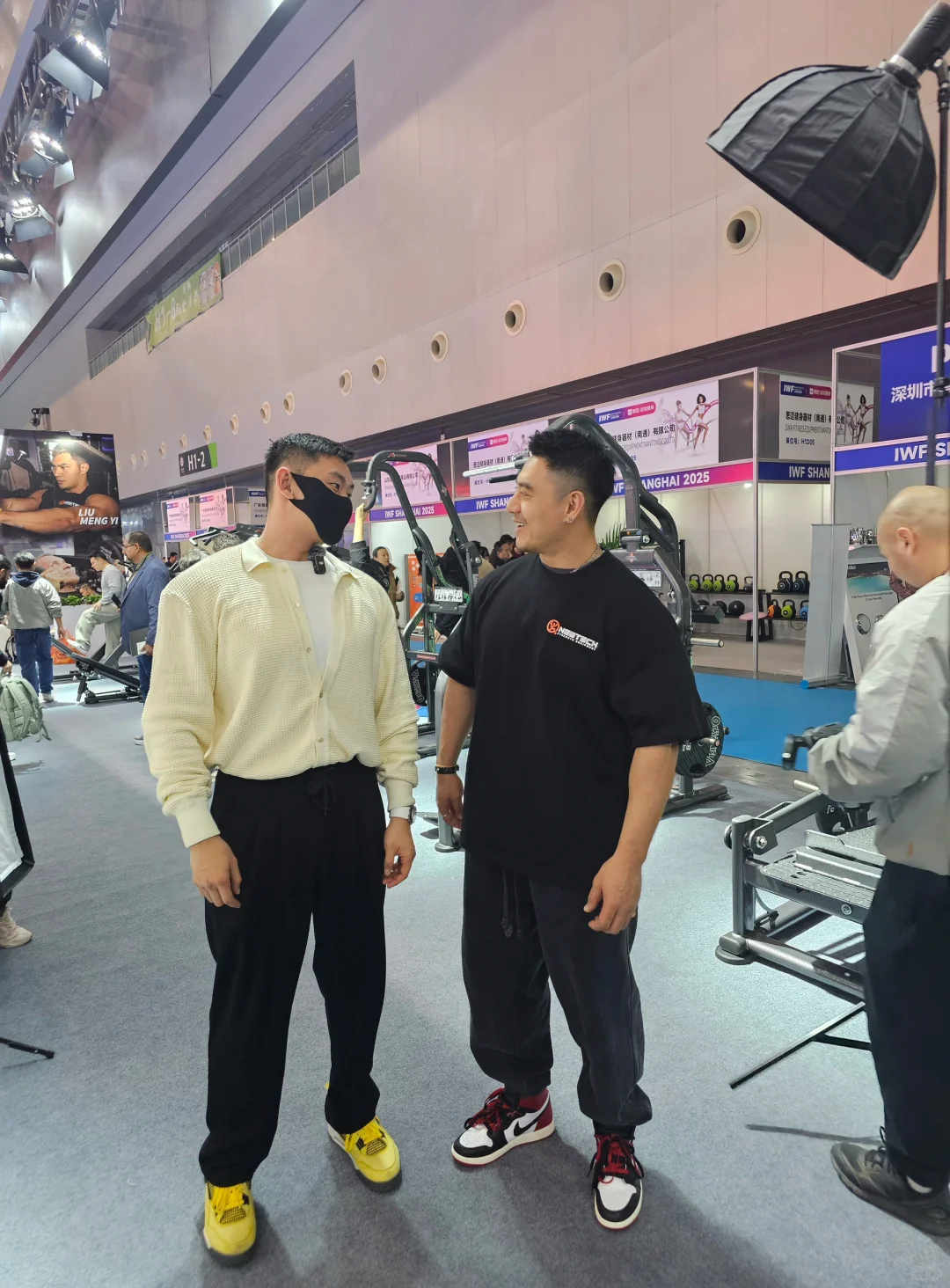 逛了一天展会，晚上想去看空山基