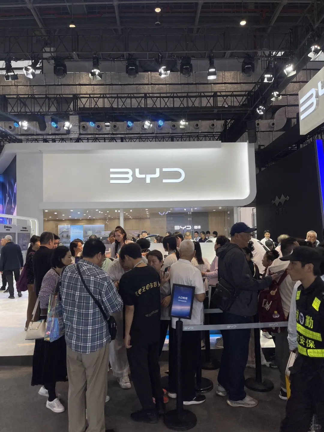 2025海南国际车展?到底是谁在逛啊?