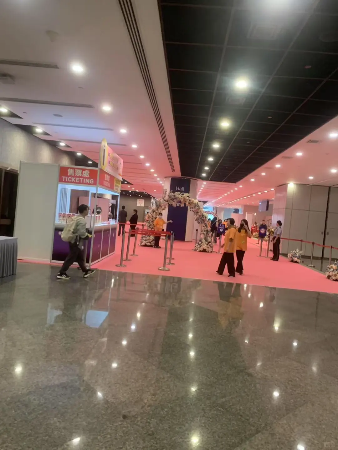 【150块跨境当婚托 | 香港会展魔幻三小时】