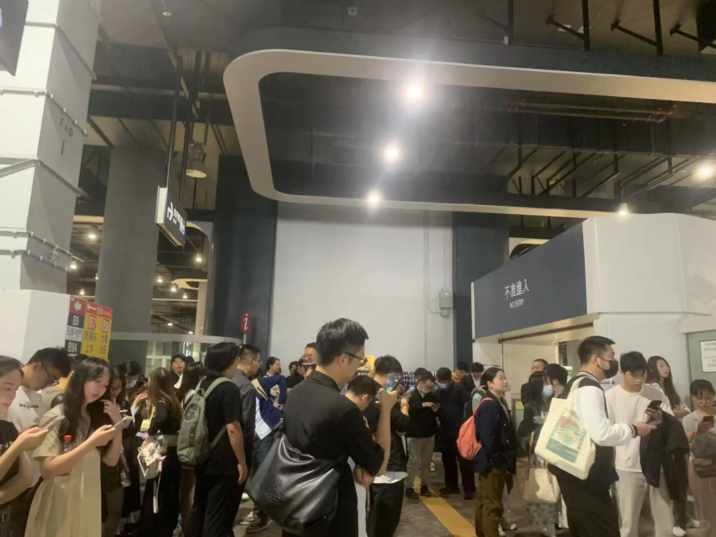 【150块跨境当婚托 | 香港会展魔幻三小时】