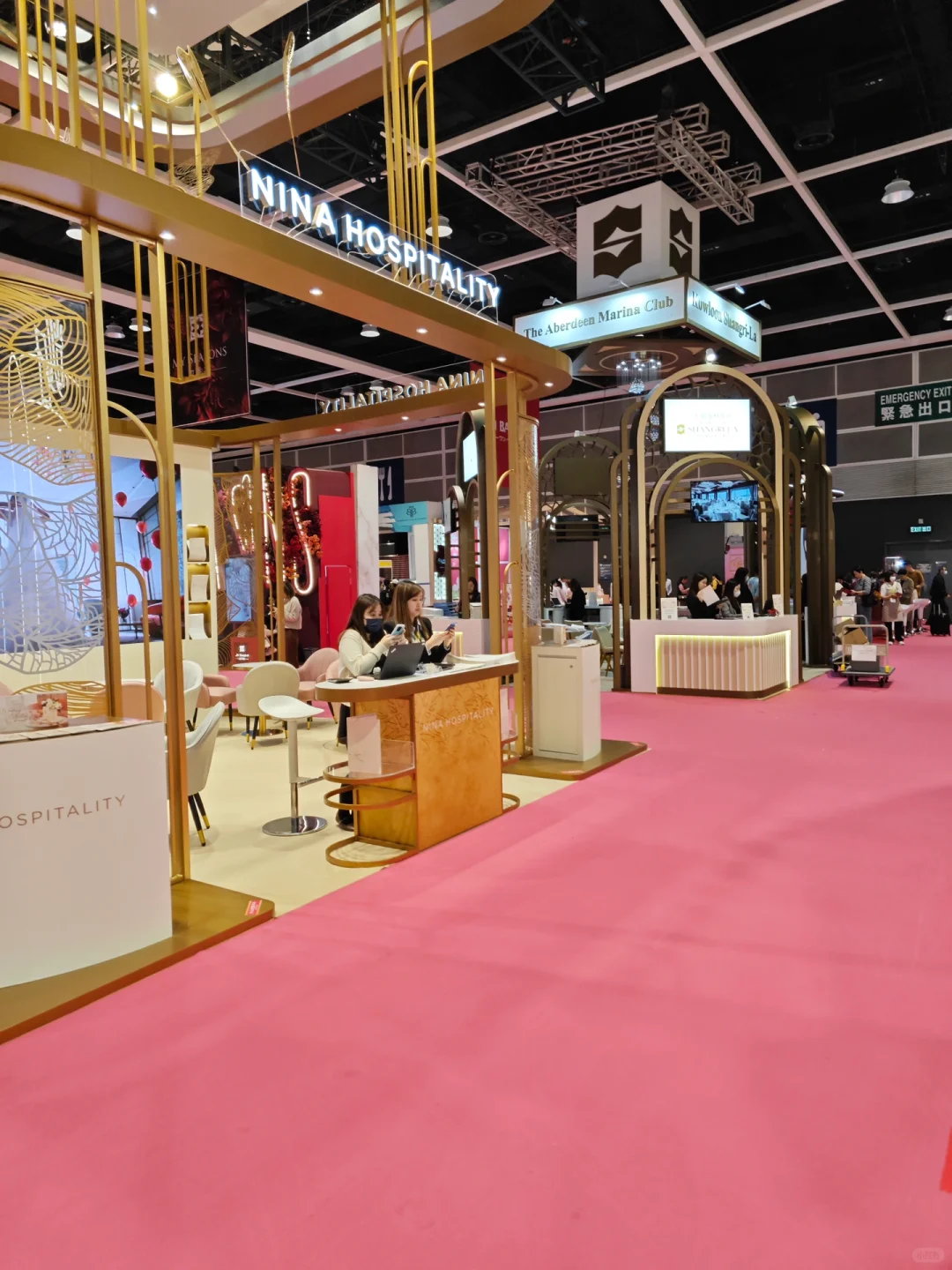 【150块跨境当婚托 | 香港会展魔幻三小时】