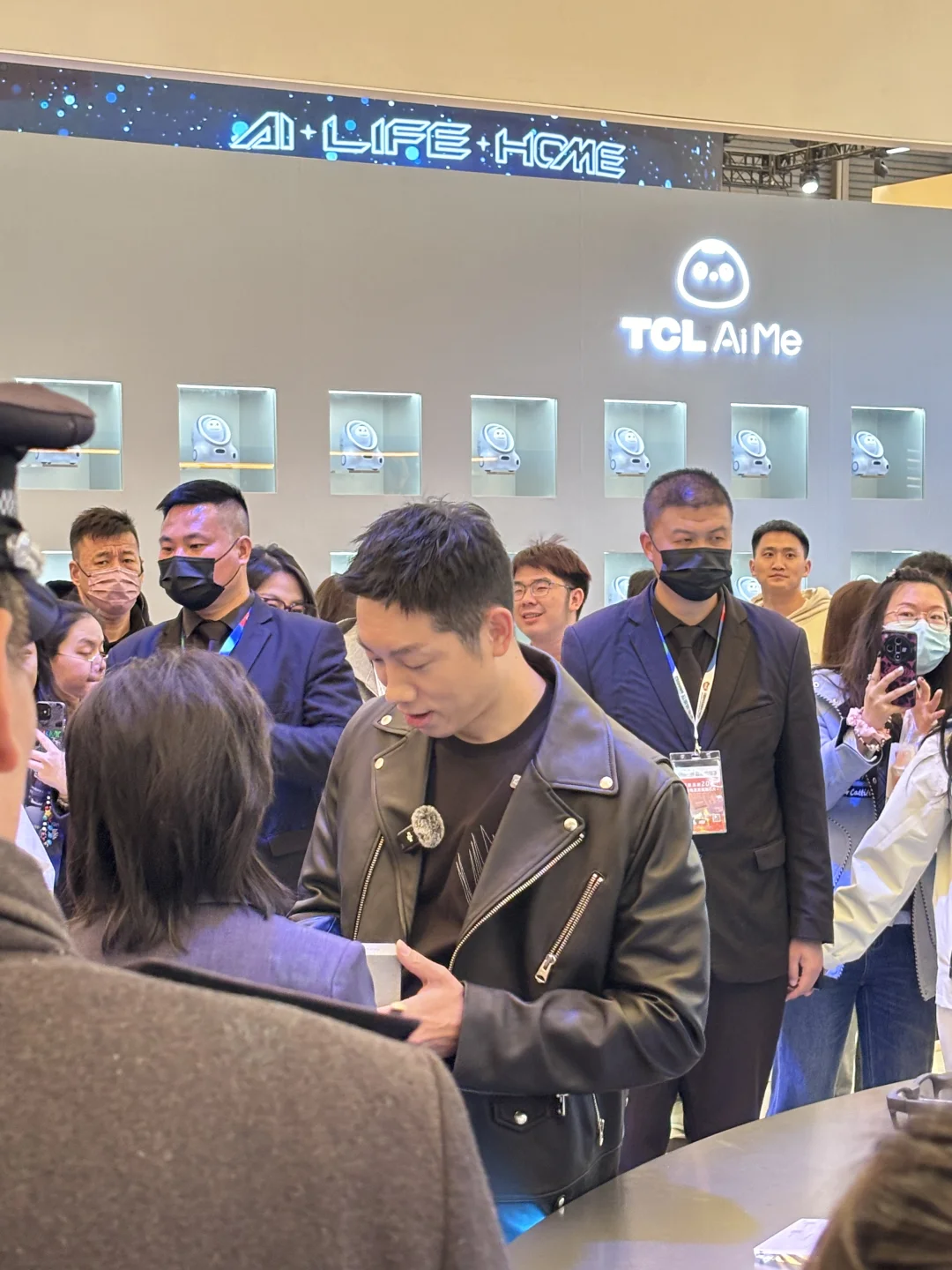 上海AWE展会见到皮衣许昕