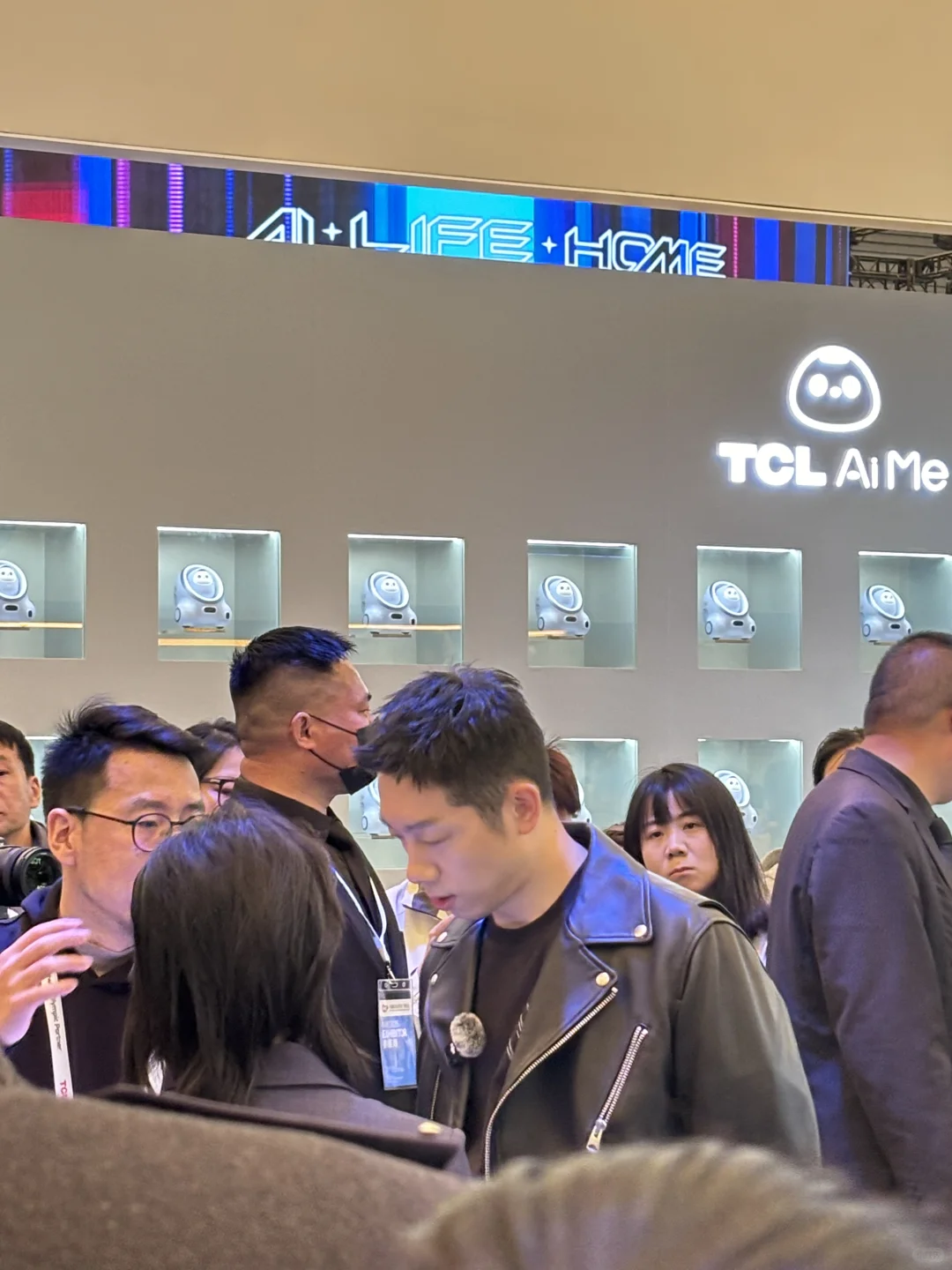 上海AWE展会见到皮衣许昕