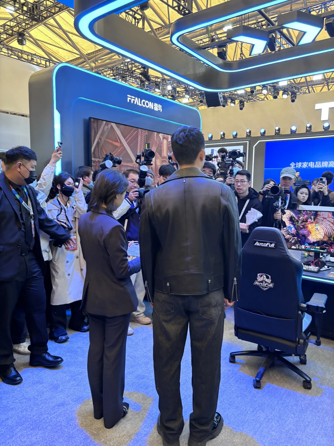 上海AWE展会见到皮衣许昕