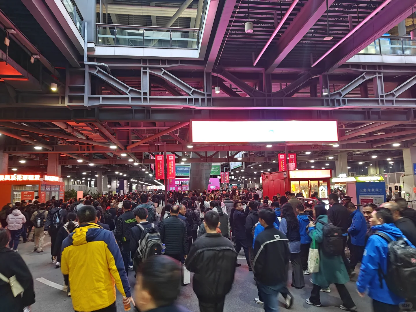 在上海国家会展中心发名片，被驱逐了