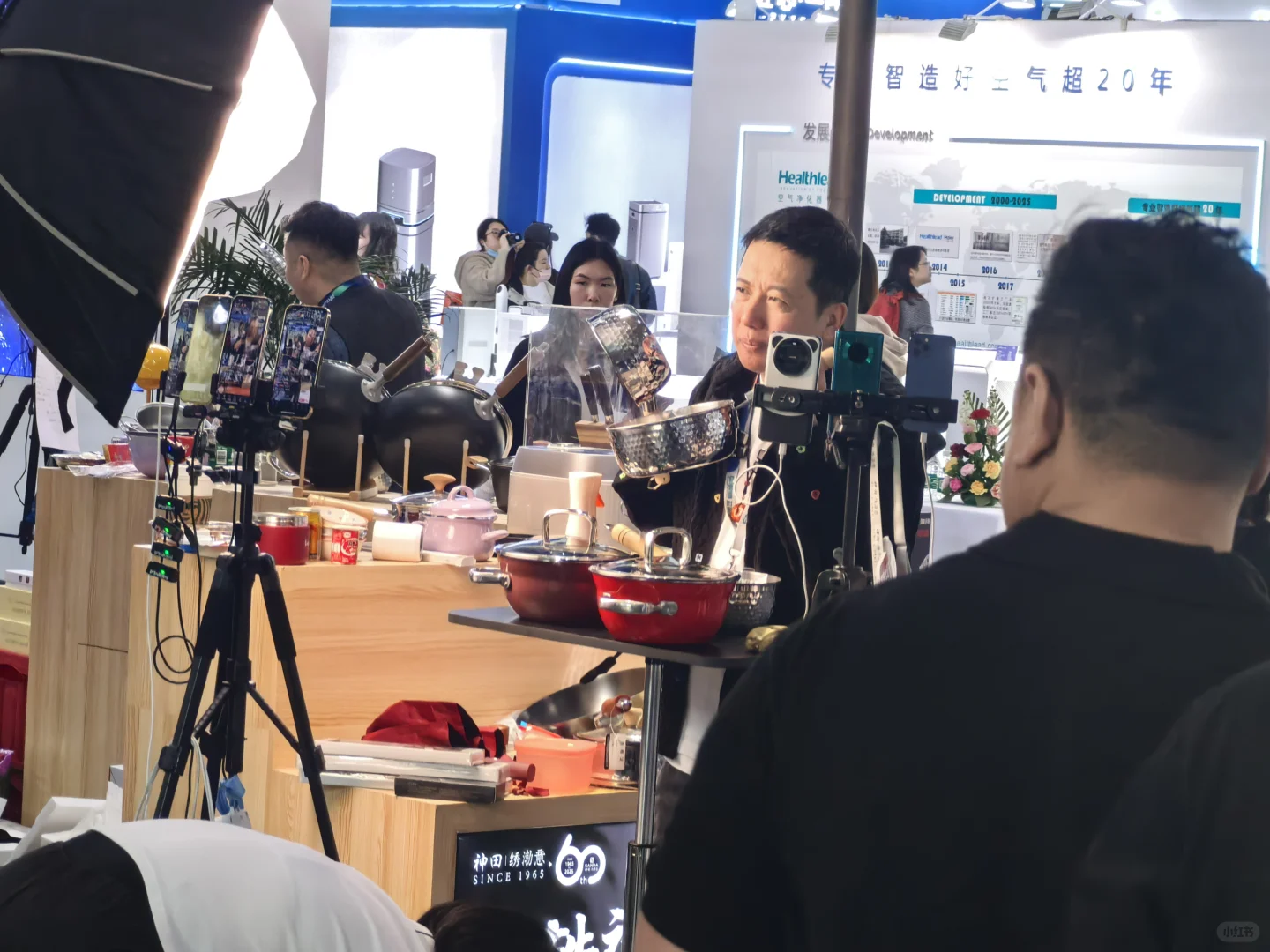 2025 AWE 到底是博览会还是大型直播现场