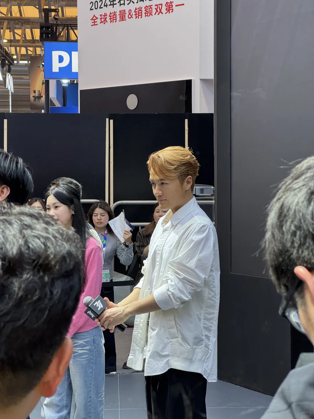 AWE看展看到朱珠陈赫周也吴克群