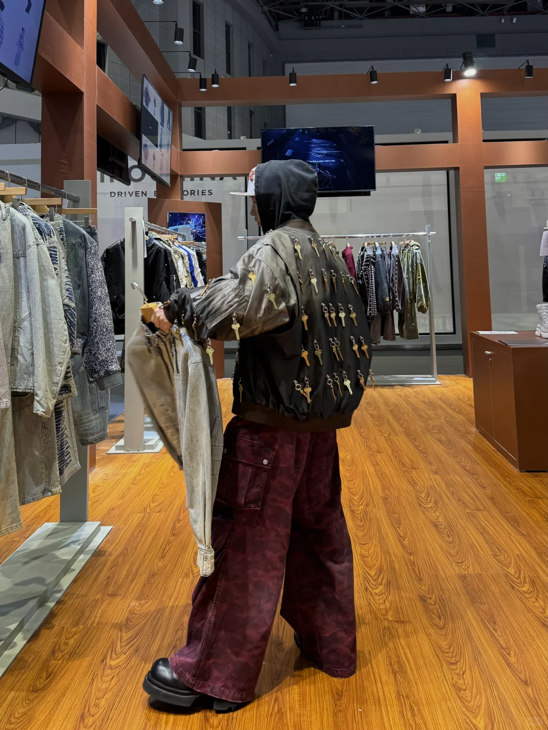 今年的国际服装博览会做的这么潮流了？